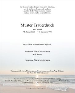 Traueranzeige auf Deutsch mit einem einfühlsamen Gedicht, Angaben zur verstorbenen Person, den Namen der Hinterbliebenen sowie Informationen zur Trauerfeier. Das Motiv zeigt einen ruhigen Strand bei bewölktem Himmel und vermittelt eine stille, würdevolle Atmosphäre. Passend für Vogt & Kamp Bestattungen Düsseldorf – Ihr Bestatter für eine persönliche Bestattung in Düsseldorf.