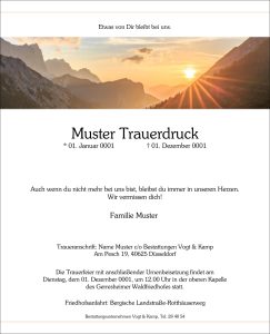 Traueranzeige mit einem stimmungsvollen Sonnenuntergang über Bergen im Hintergrund. Der Text in deutscher Sprache informiert über die Gedenkfeier für einen geliebten Menschen und enthält Angaben zur Familie sowie zu den Einzelheiten des Abschiedsgottesdienstes. Das Design steht für Vogt & Kamp Bestattungen, Ihren einfühlsamen Bestatter in Düsseldorf, und bietet umfassende Informationen zum Thema Bestattung in Düsseldorf.