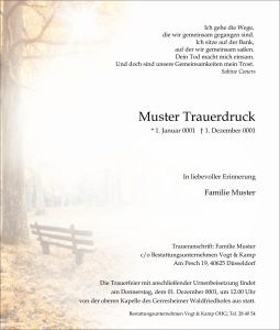 Traueranzeige mit stimmungsvollem Waldweg, leerer Bank und sanftem Sonnenlicht. Der Text auf Deutsch enthält ein einfühlsames Gedicht, das Geburts- und Sterbedatum, Familiennamen, Details zur Trauerfeier sowie die Kontaktdaten von Vogt & Kamp Bestattungen – Ihrem erfahrenen Bestatter in Düsseldorf für eine würdevolle Bestattung in Düsseldorf.